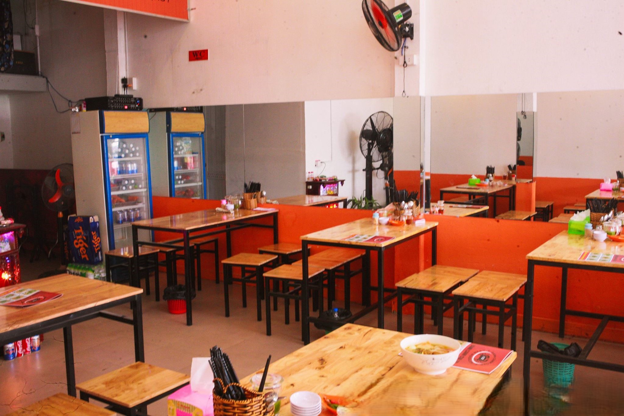 Bánh canh cua 102 không gian sạch sẽ, bày biện gọn gàng
