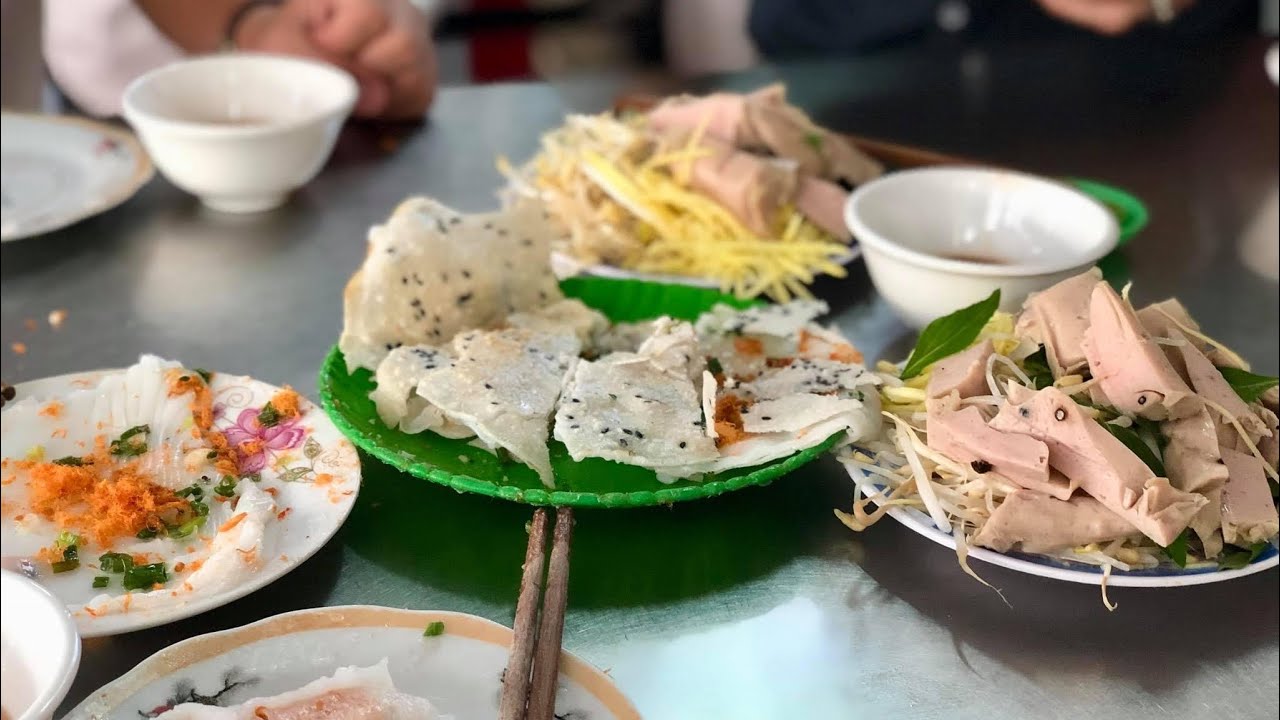 Một phần bánh đập cô Hạnh đầy đặn, topping phong phú
