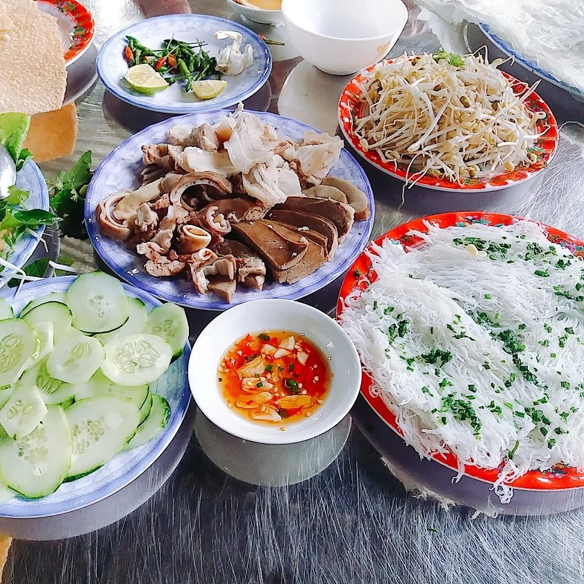 Quán Hòa Đa với bánh hỏi lòng heo tươi ngon nổi tiếng
