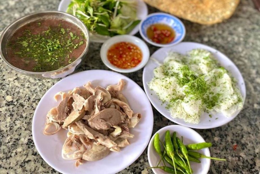 Bánh hỏi lòng heo Bà Triệu với phần bún lòng đầy đặn
