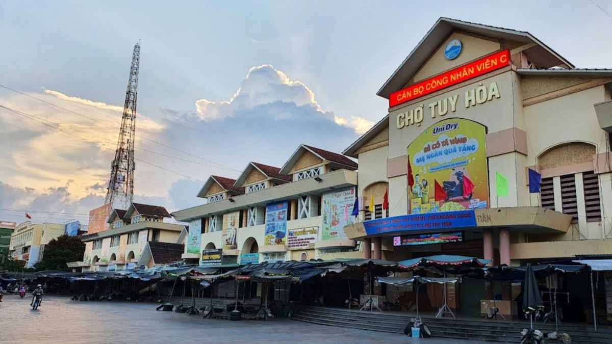 Chợ Tuy Hòa với nhiều hàng bánh hỏi lòng heo ngon rẻ
