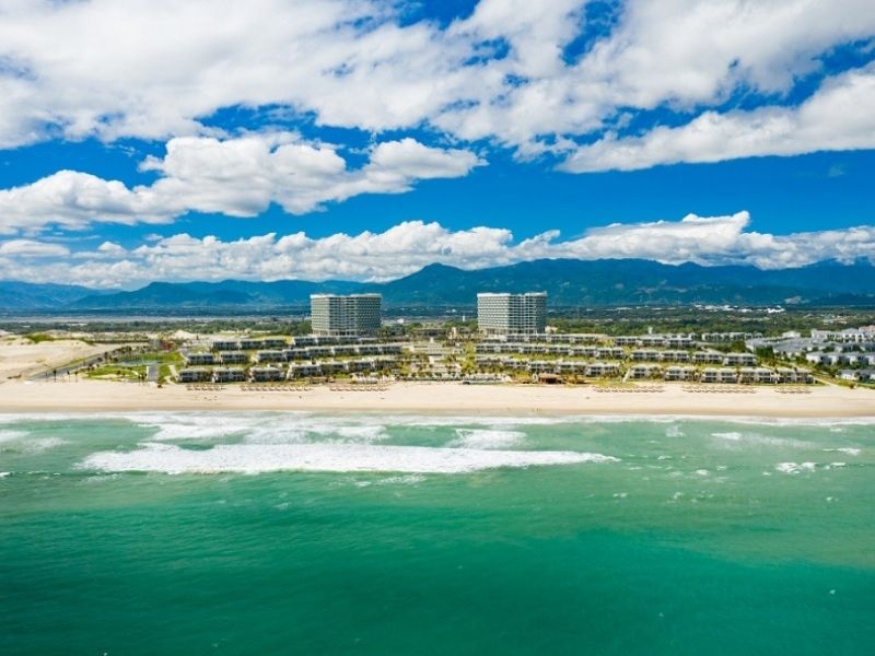 Vẻ đẹp hoang sơ và quyến rũ của Bãi Đại Lãnh
