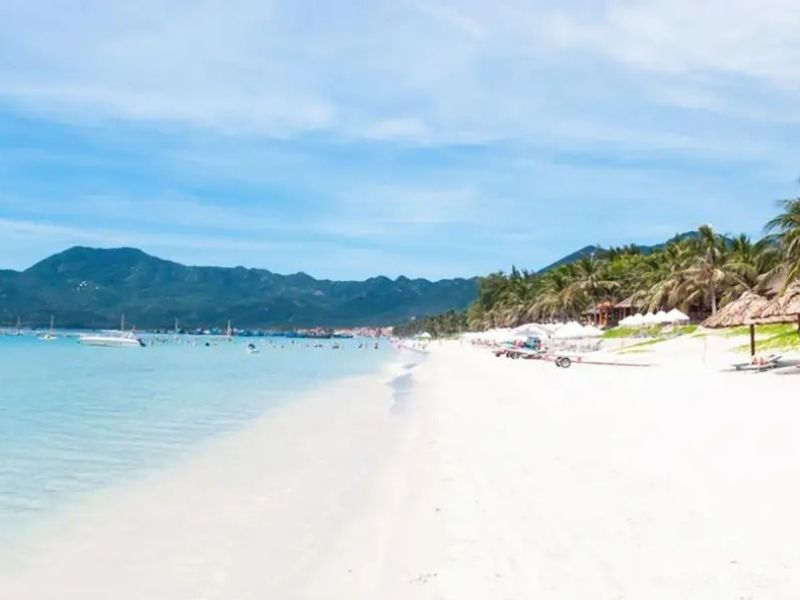 Dốc Lết là một trong những bãi biển Khánh Hòa đẹp với cảnh sắc thanh bình