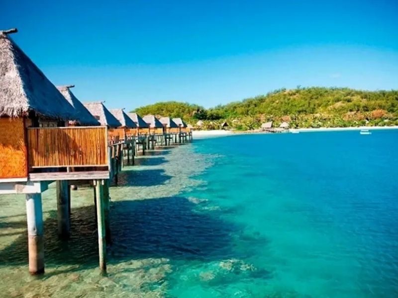 Bãi Trũ nằm trên đảo Hòn Tre, được bao bọc bởi rừng xanh và dãy núi
