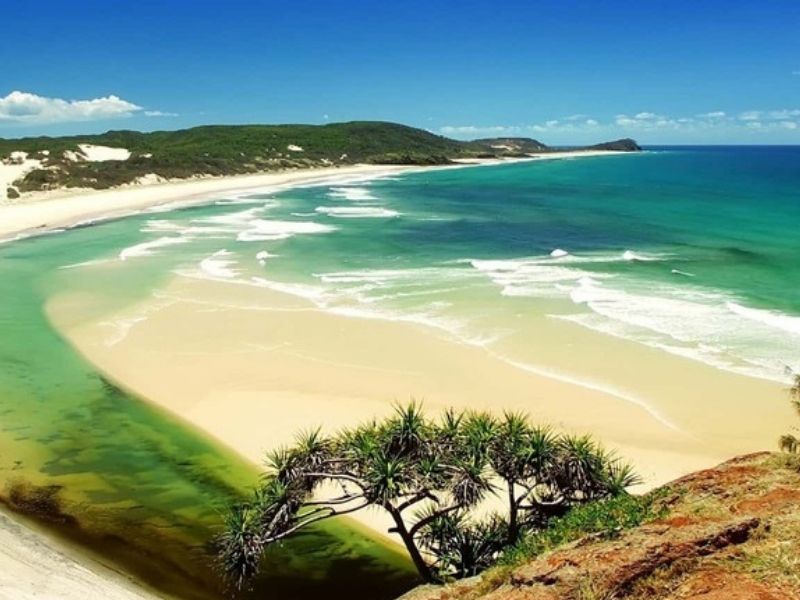 Bãi Dài nổi bật với đường bờ biển thoáng rộng cùng những dải cát trắng kéo dài miên man