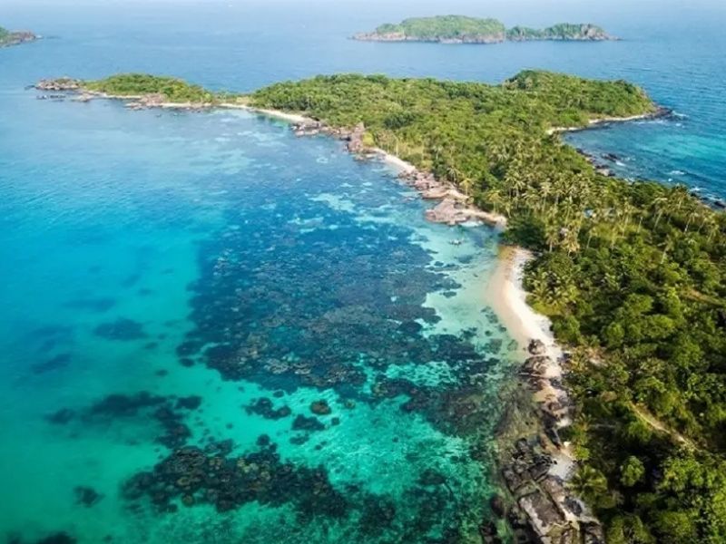 Hòn Gầm mang vẻ đẹp kín đáo và hoang sơ với bãi biển nhỏ và làn nước trong xanh
