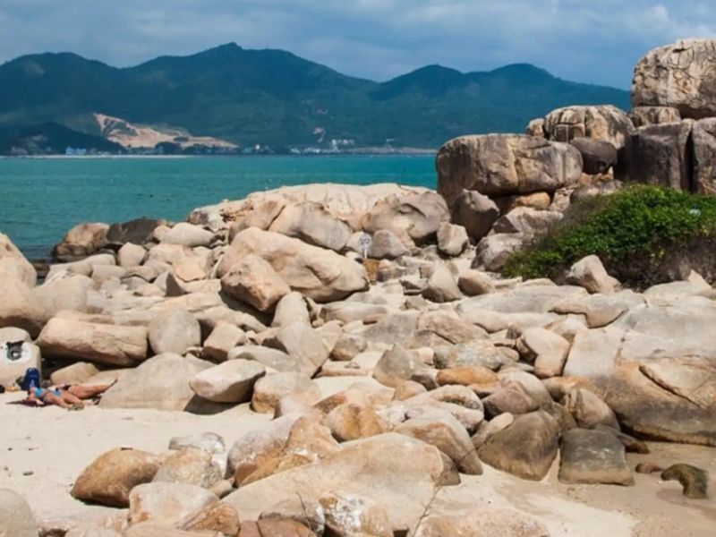 Hòn Chồng nổi bật bởi quần thể những tảng đá lớn xếp chồng độc đáo hướng ra biển
