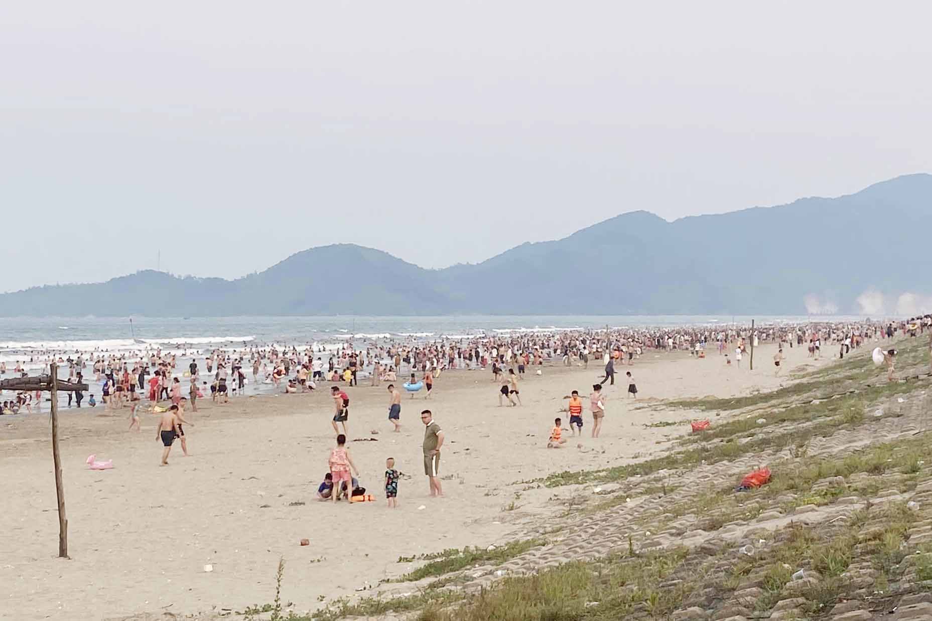 Khách du lịch ghé thăm Thạch Hải mùa cao điểm