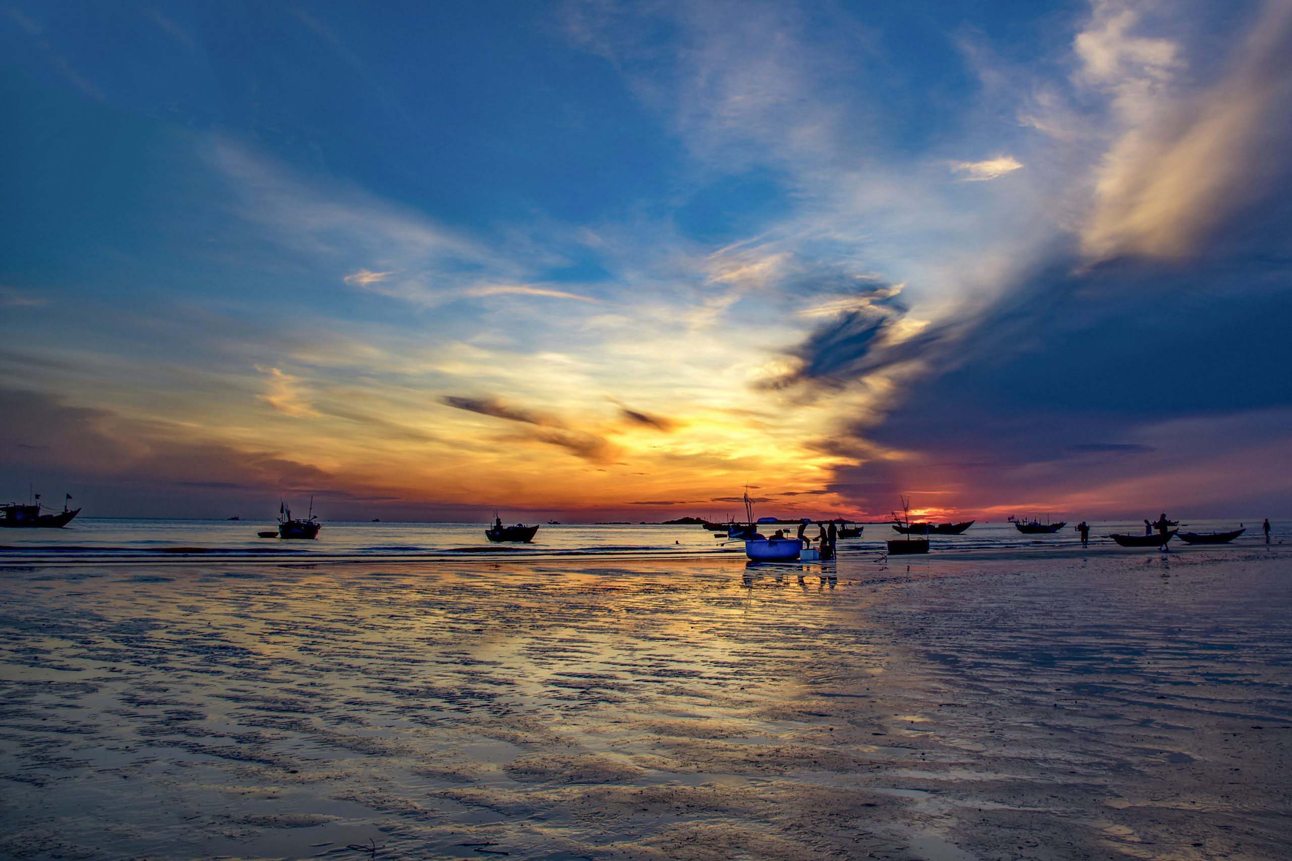 Bình minh tại Thạch Hải ánh vàng cam phản chiếu trên mặt nước tĩnh lặng