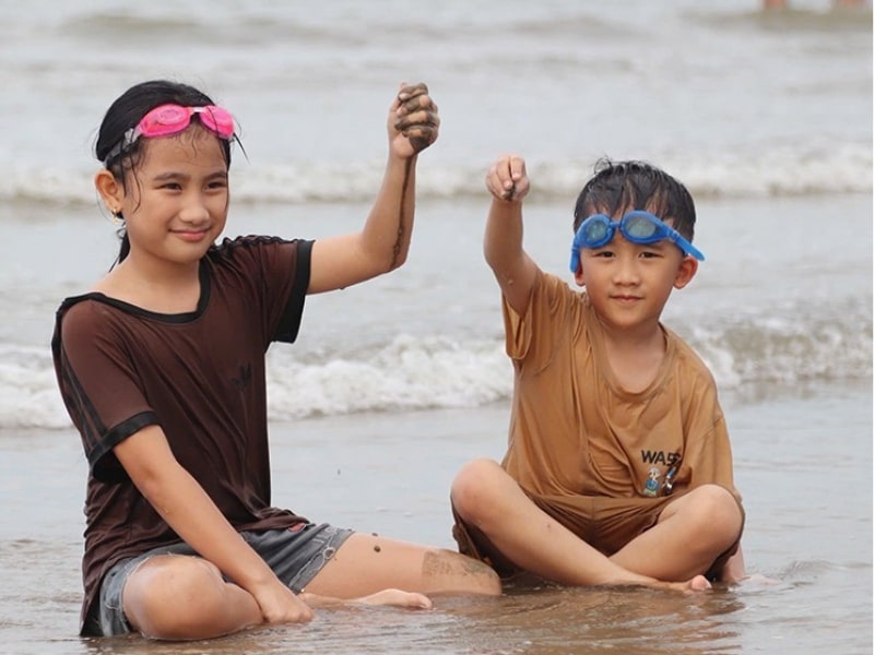 Ngâm mình trong dòng nước trong xanh của biển Xuân Hải
