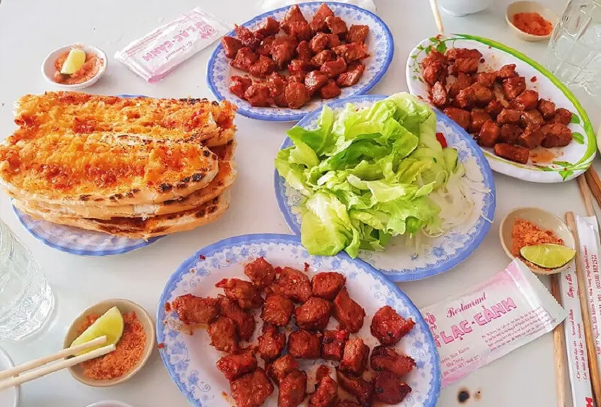 Ăn bánh mì bơ tỏi chấm sốt thịt là lựa chọn cho người sành ăn
