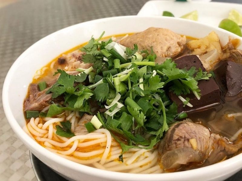 Bún bò Bà Đào là quán lâu đời, giữ trọn hương vị bún bò Huế truyền thống.