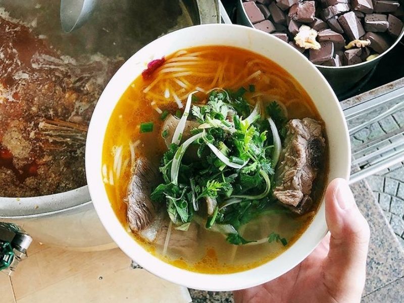 Nước lèo thanh ngọt, thịt mềm, giò thơm, chả dai ngon và được chế biến sạch sẽ.