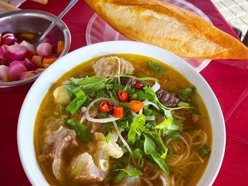 Không gian quán sạch sẽ, thoáng mát, phục vụ thân thiện, khiến quán luôn đông khách