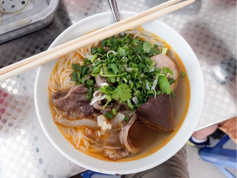 Bún bò O Tâm thu hút nhiều khách tham quan, du lịch đến thưởng thức 
