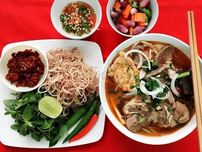 Tô bún nóng hổi, thơm ngon tiếp thêm năng lượng cho hành trình du lịch
