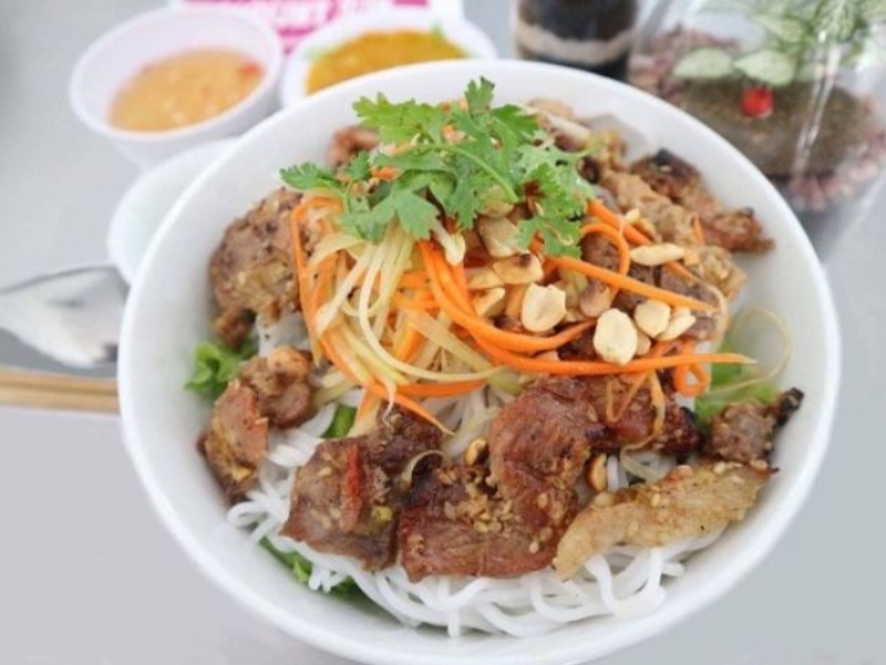 Món bún thịt nướng của Minh Quân được nhiều thực khách yêu thích

