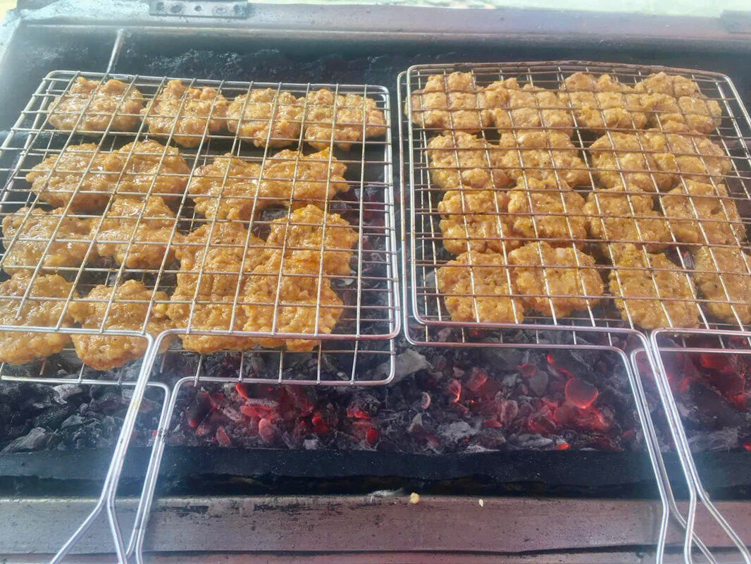 Phần thịt nướng đẹp mắt, nướng trên than hoa thơm nức
