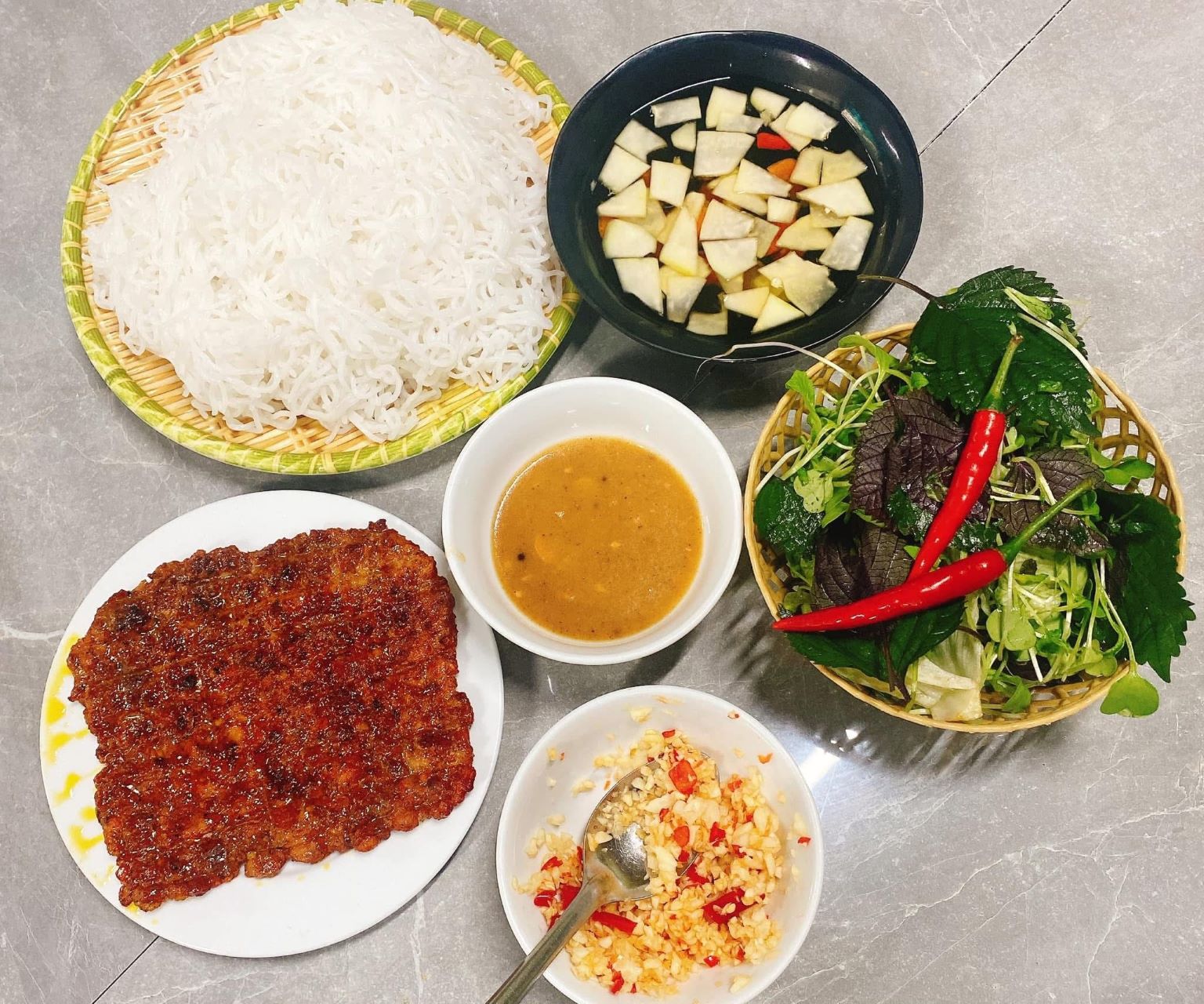 Món bún thịt nướng Trường Thịnh ngon mắt, nước chấm đậm vị
