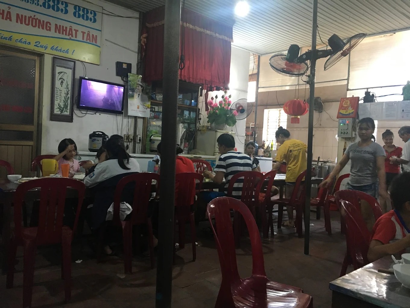 Bún thịt nướng Nhật Tân tấp nập thực khách
