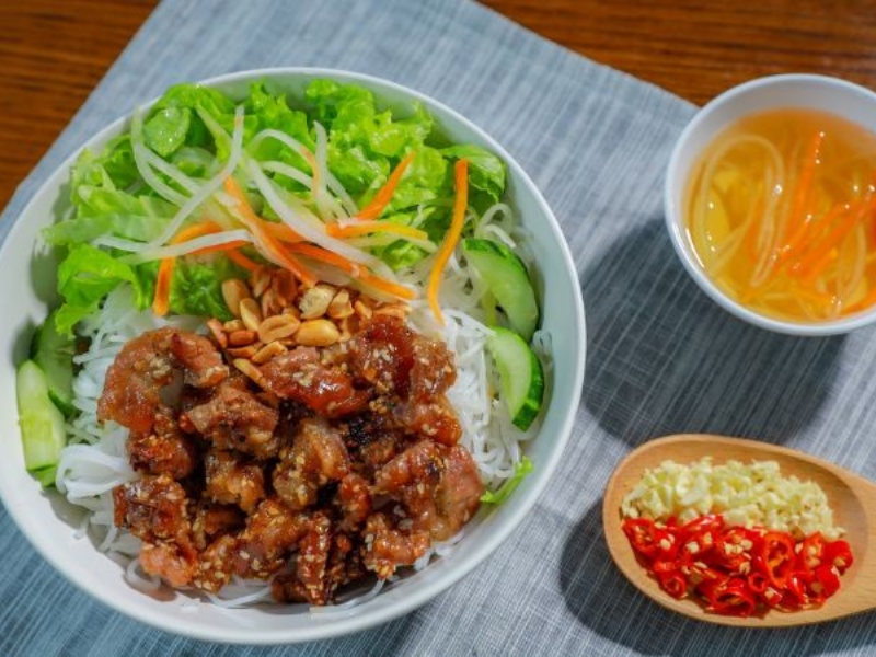Quán Lĩnh Hàn nổi tiếng với món bún thịt nướng trứ danh
