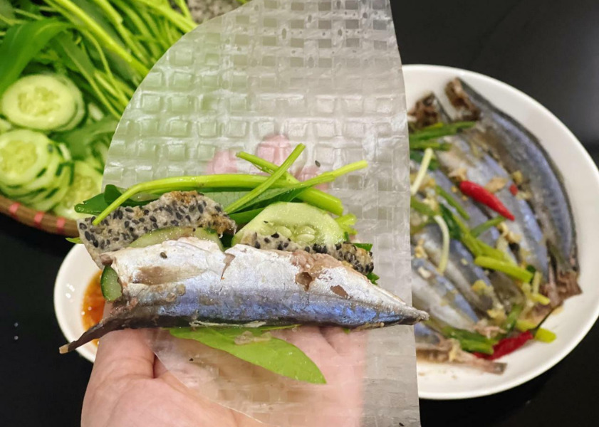 Du khách thưởng thức món cá nục hấp cuốn bánh tráng tại Bà Xin