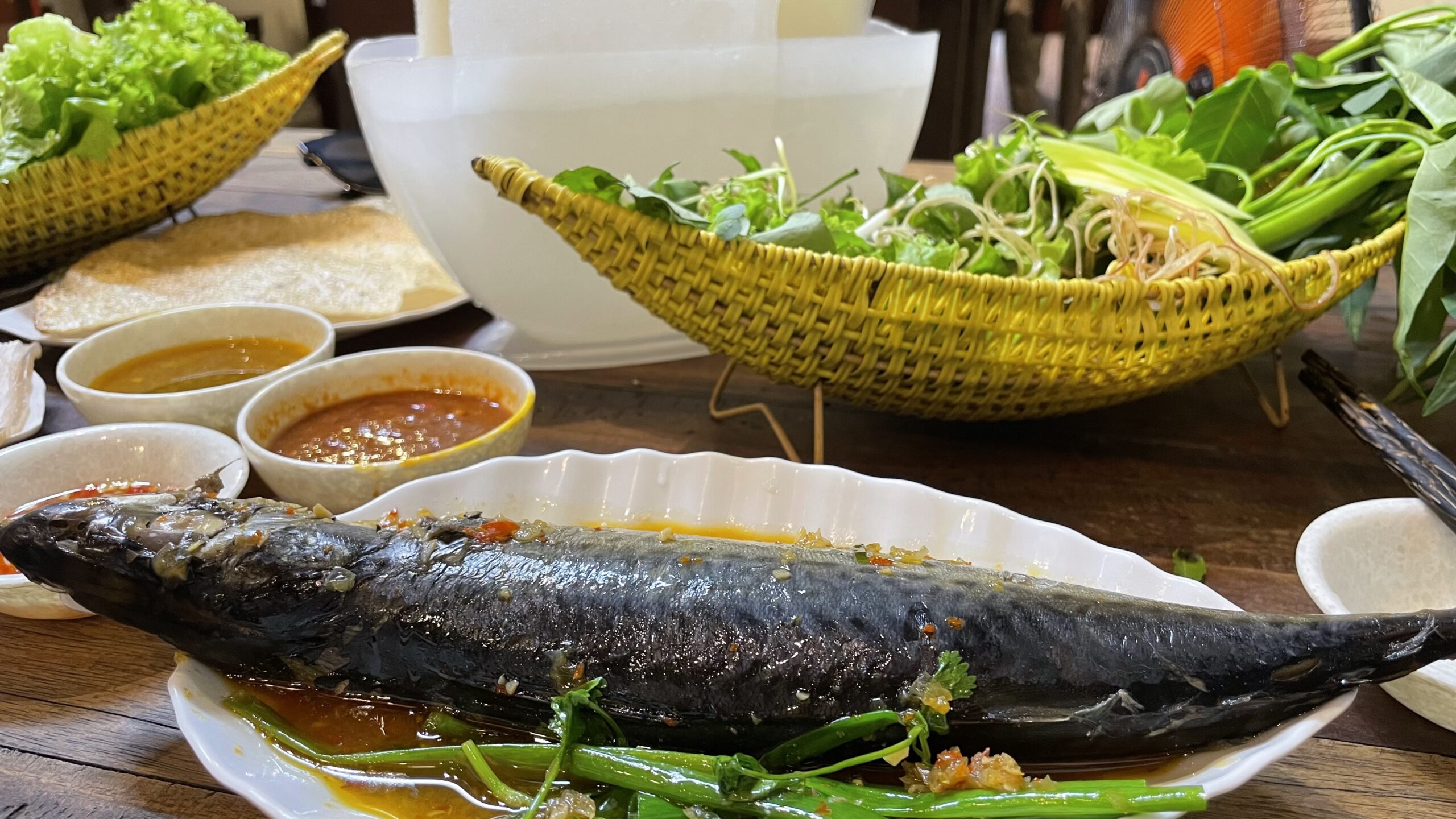 Đặc sản cá nục hấp cuốn bánh tráng điểm 10 tại quán cô Hồng
