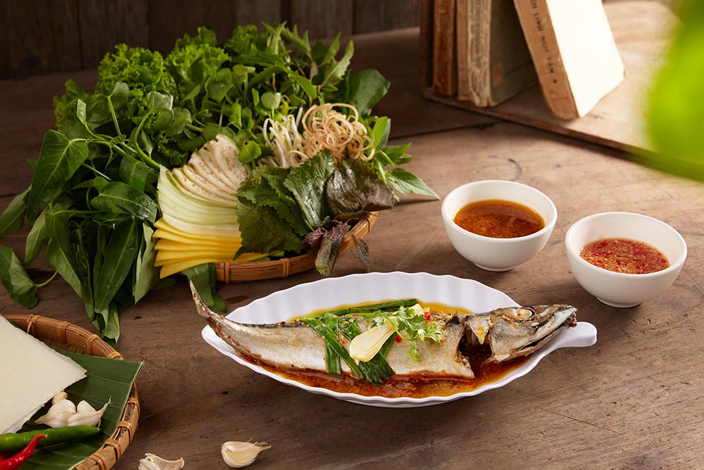 Món ăn quán Mười rau nổi bật với cá nục tươi ngon và rau xanh đủ loại
