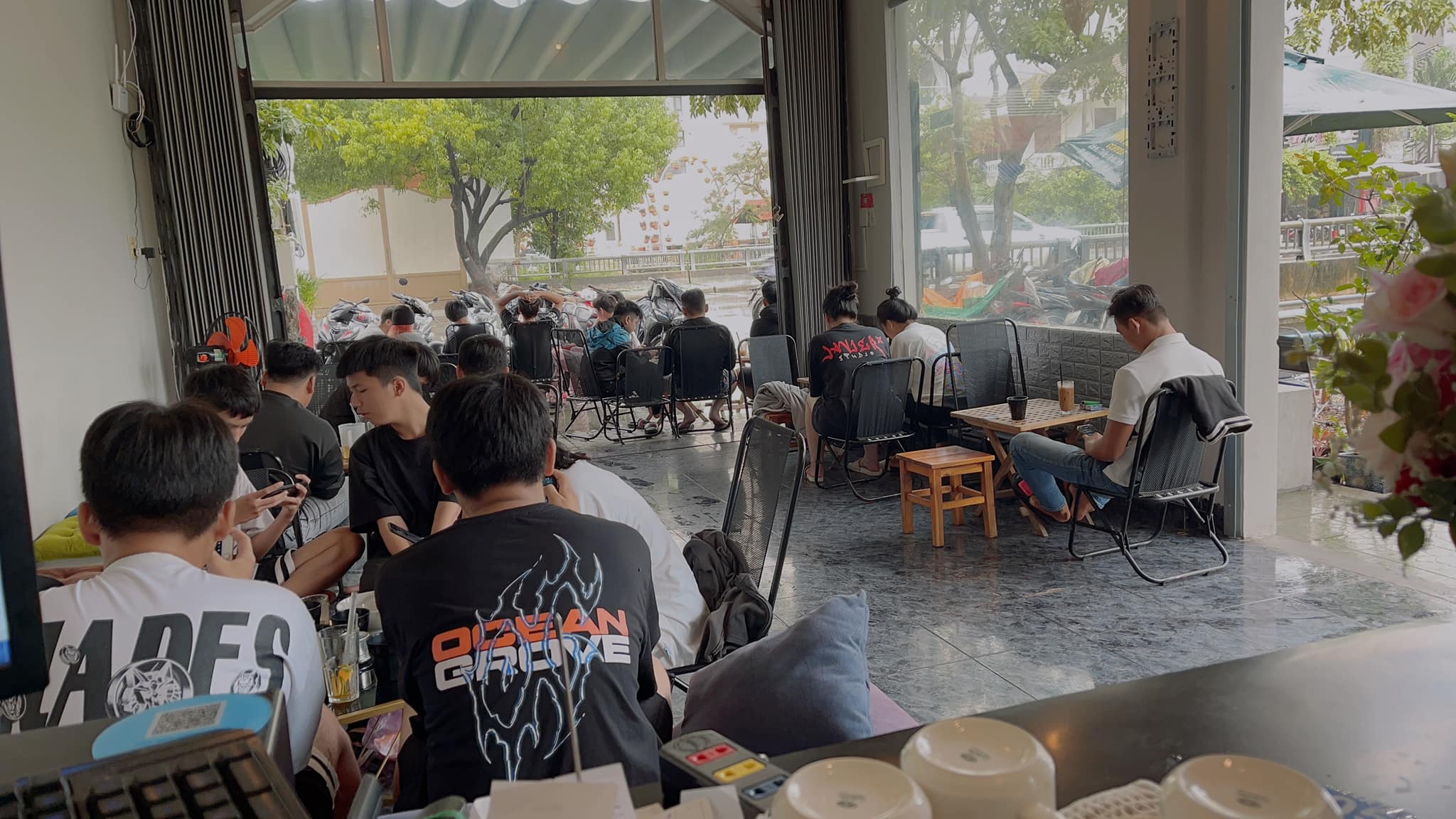 Gé Coffee & TÚI được du khách yêu thích, tấp nập du khách 