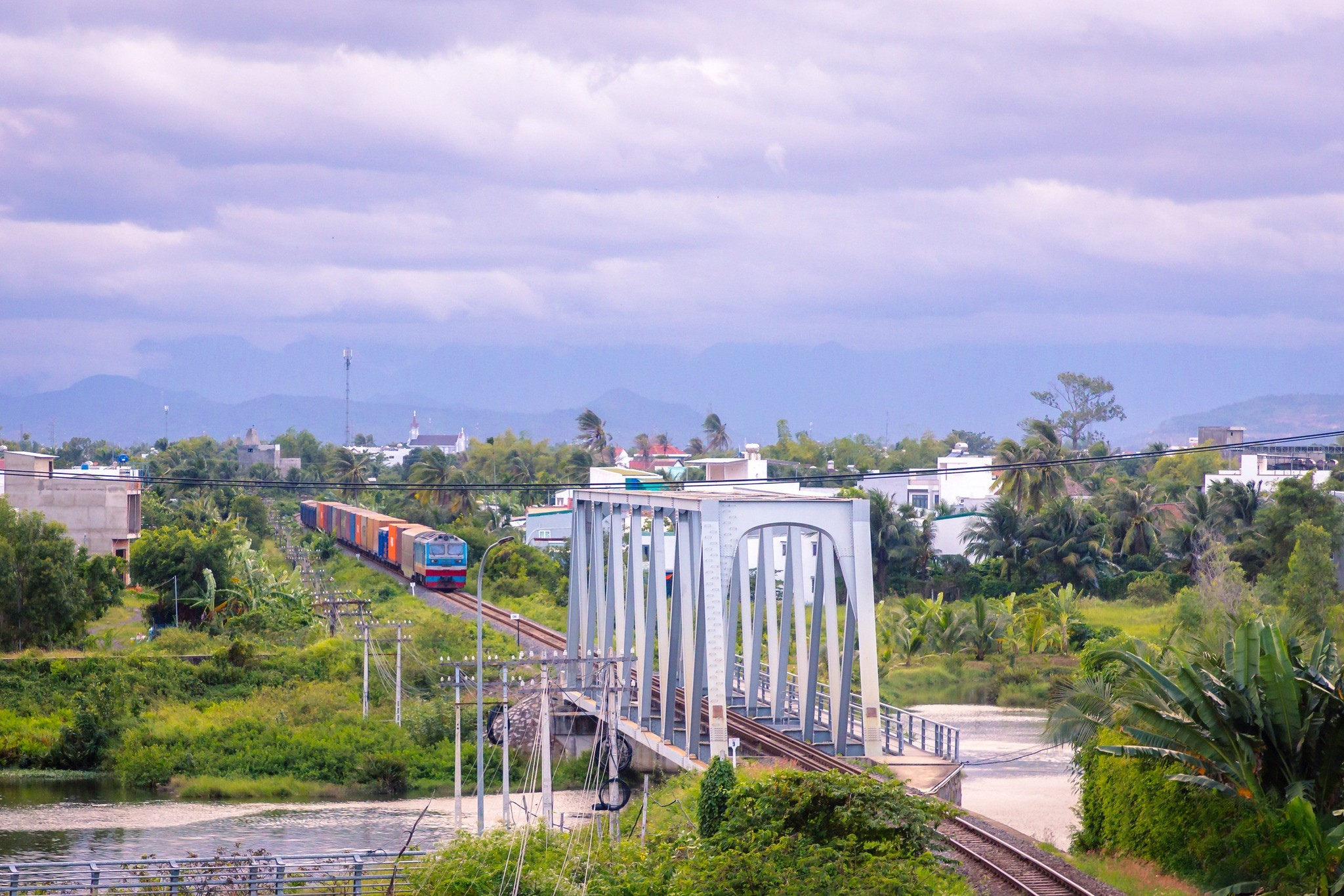Cầu sắt Nha Trang cổ kính vắt ngang dòng sông Cái
