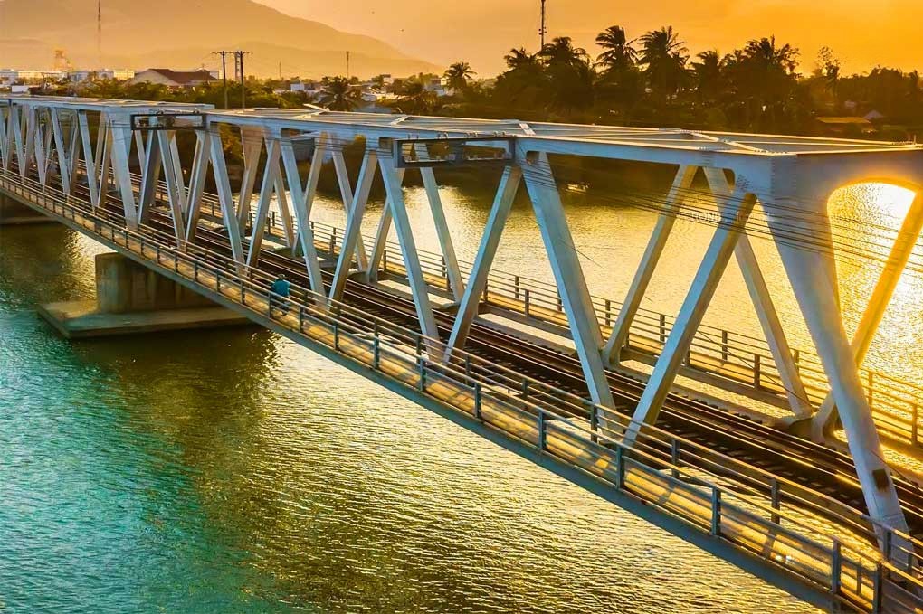 Hoàng hôn tuyệt đẹp khi đứng tại cầu sắt Nha Trang
