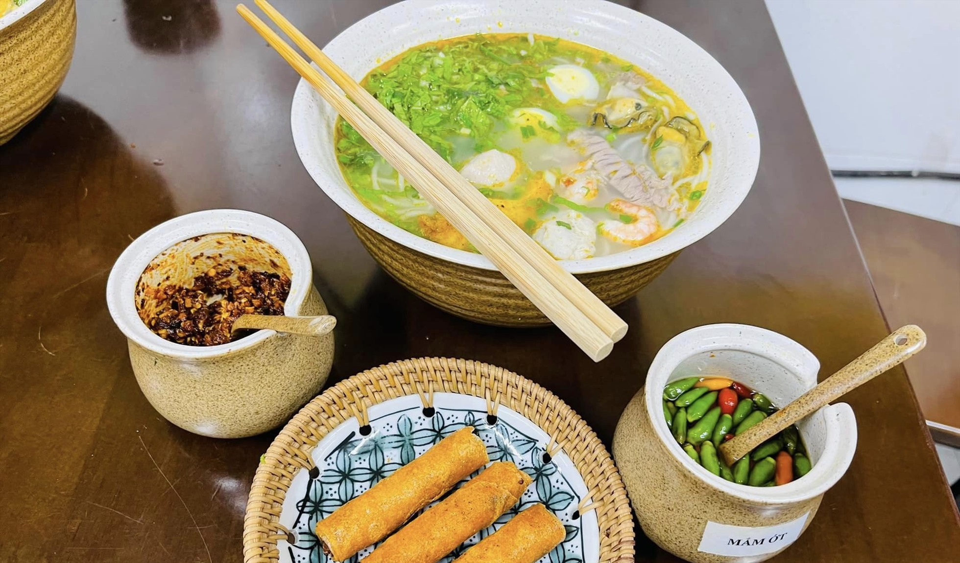 Bàn ăn gọn gàng, dụng cụ luôn được vệ sinh sạch sẽ
