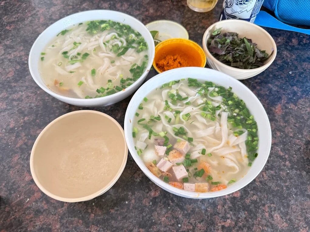 Phần cháo canh cá lóc Hà Tĩnh đầy đặn, topping hấp dẫn
