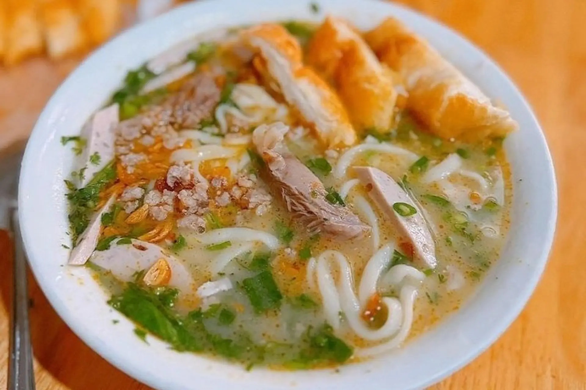 Cháo canh Bà Mùi với sợi bánh mềm dai
