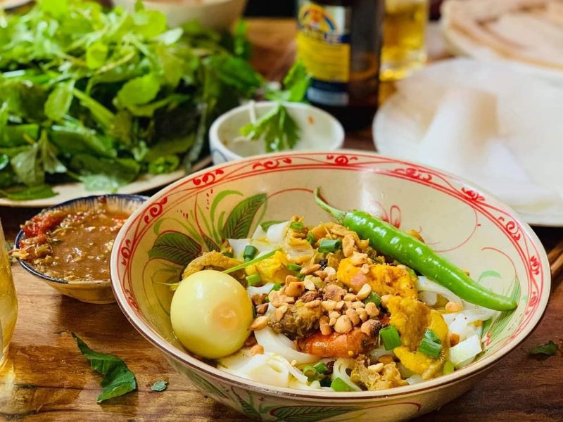 Thưởng thức mì Quảng hoặc nhiều món đặc sản Đà Nẵng vào buổi trưa 
