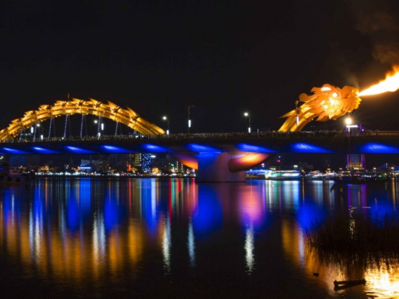 Sự kiện Cầu Rồng phun lửa hàng tuần thu hút hàng ngàn người đến chiêm ngưỡng 