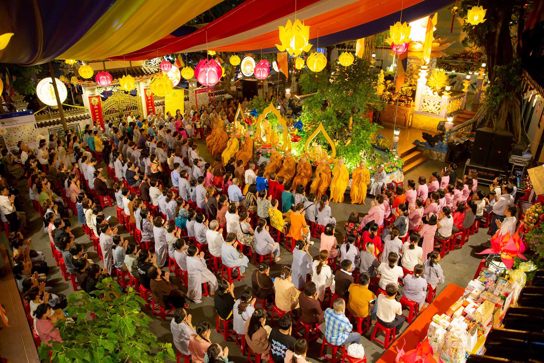 Du khách tịnh tâm nghe thuyết giảng và cầu an trong khuôn viên
