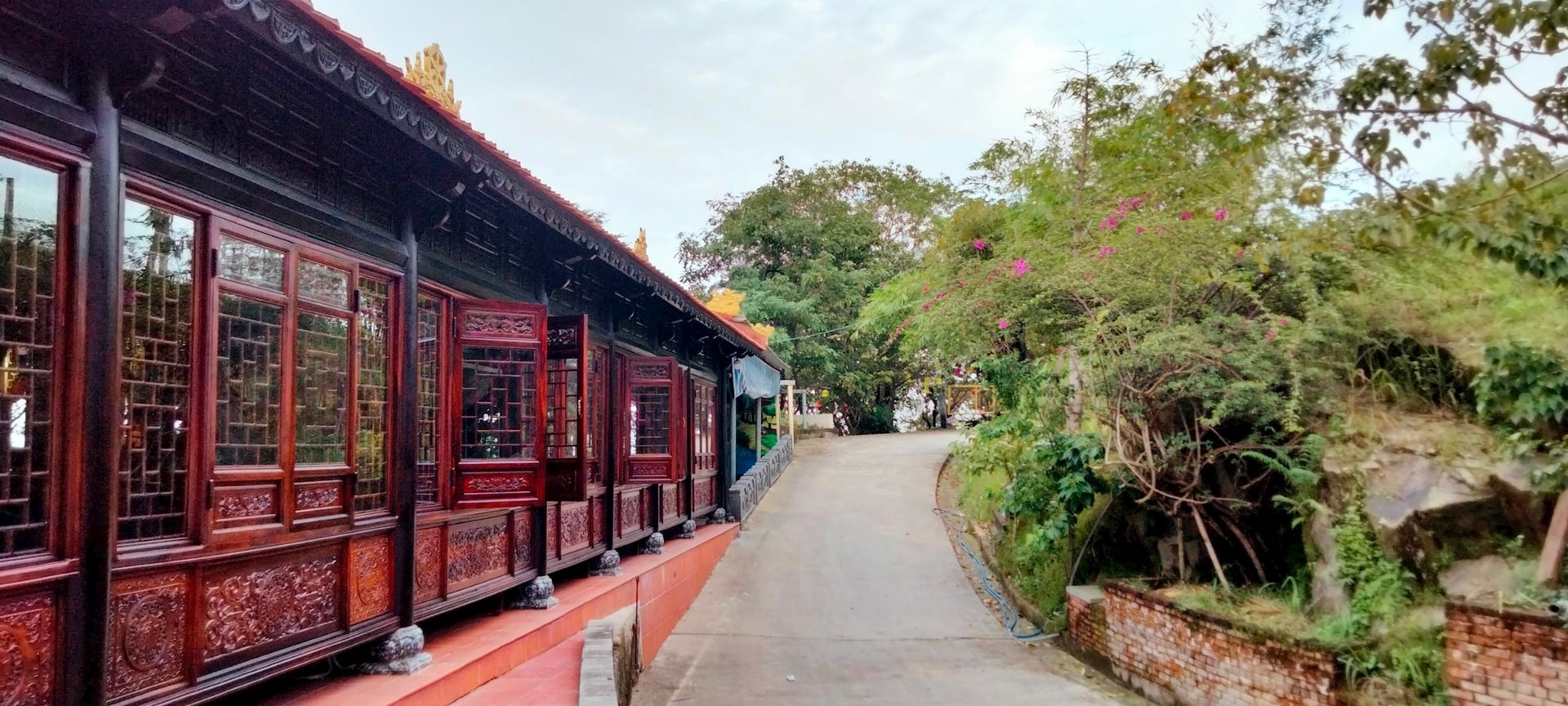 Chùa Không Tên Đà Nẵng tựa sơn trên đồi dốc với kiến trúc gỗ cổ kính giữa núi rừng
