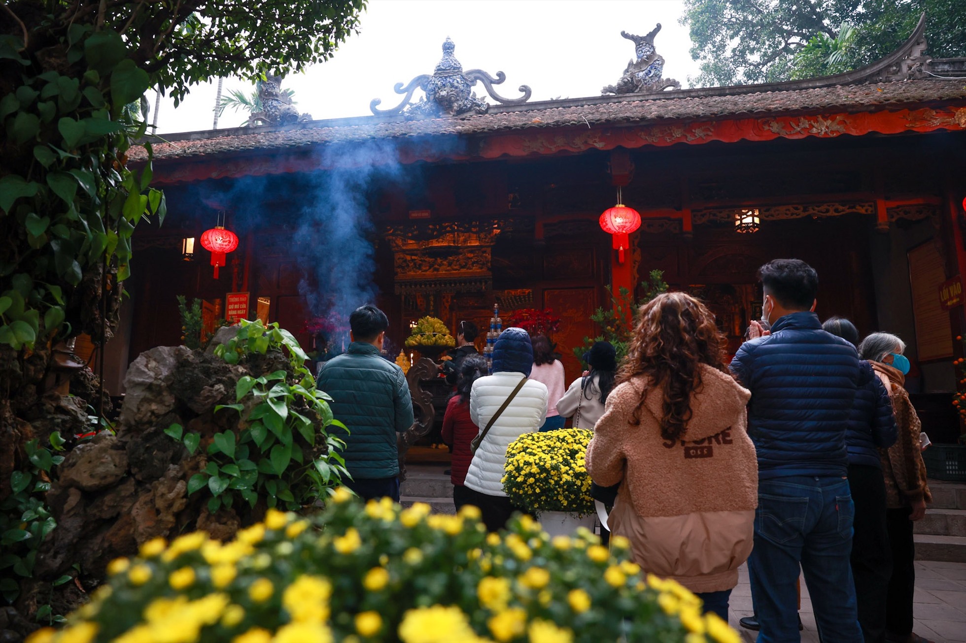 Đi chùa cầu an ngày Tết
