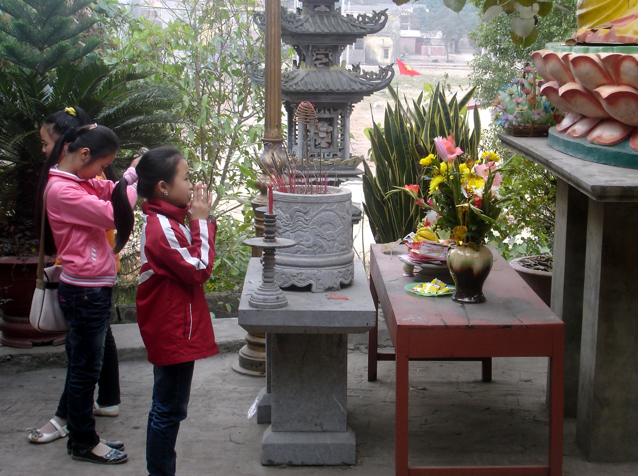 Giữ thái độ tôn kính khi lễ chùa
