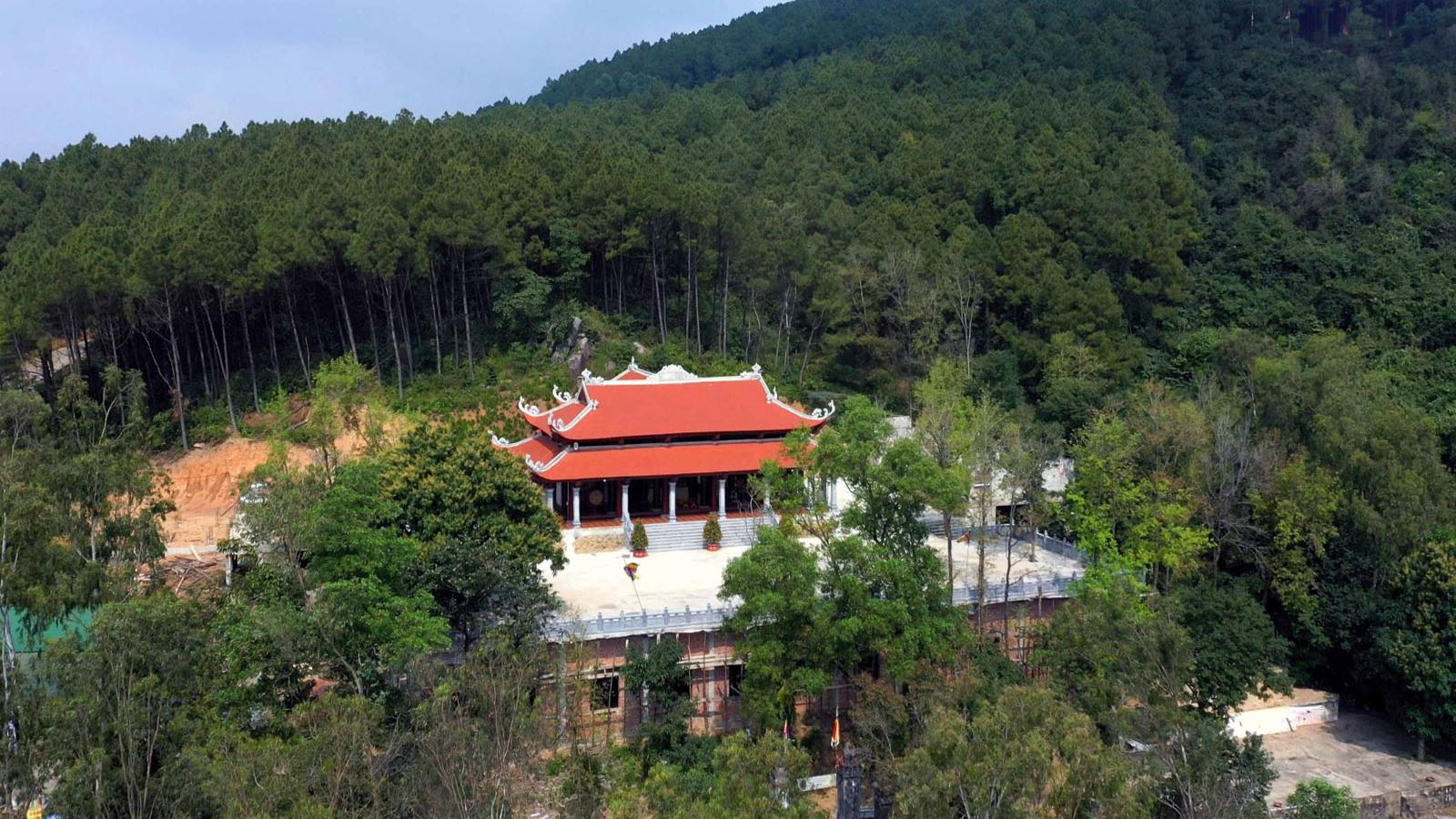 Chùa nằm chênh vênh giữa sườn núi Hồng Lĩnh
