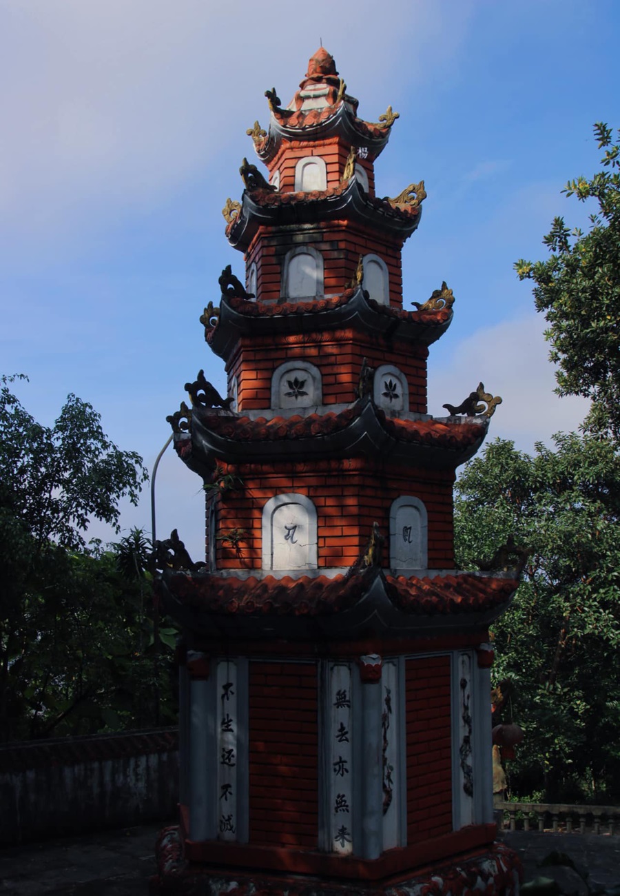 Tháp mộ cổ trong khuôn viên
