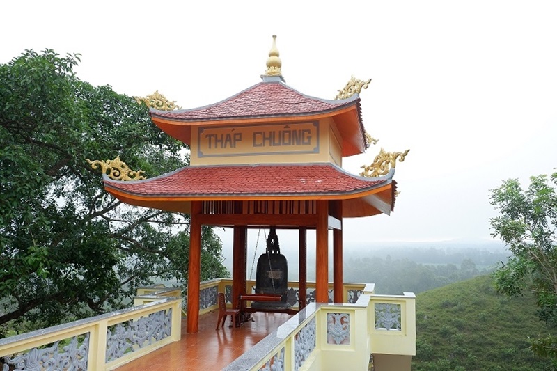 View từ tháp chuông ra núi Hồng Lĩnh mờ ảo, linh thiêng
