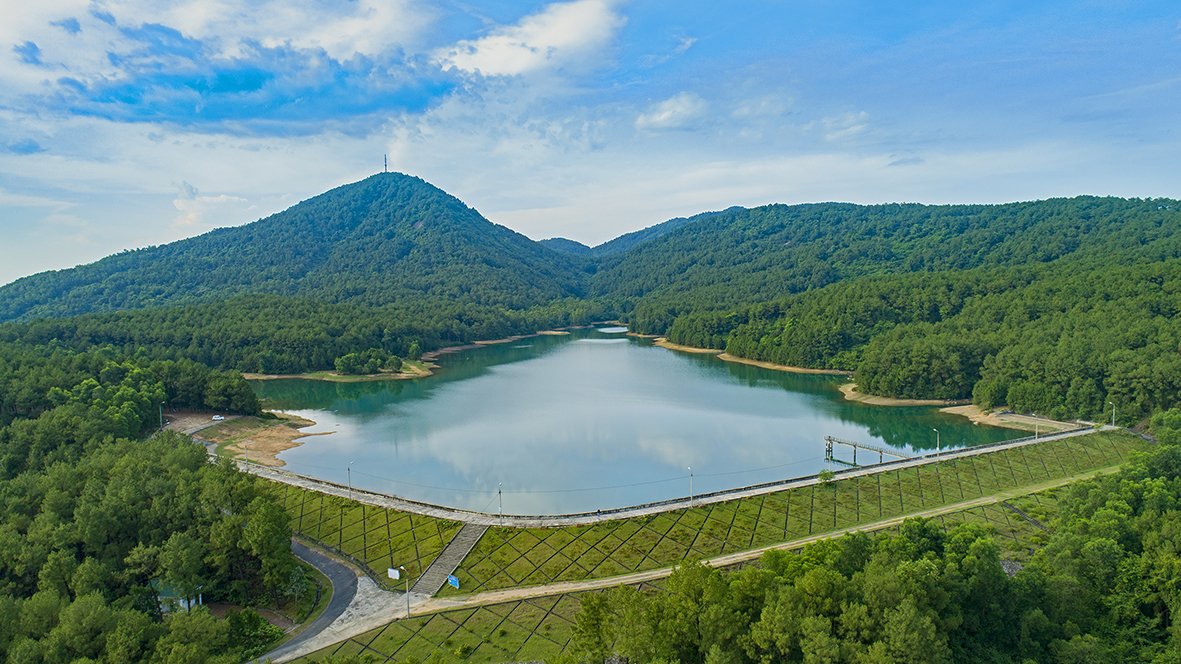 Vẻ đẹp yên bình của hồ Thiên Tượng
