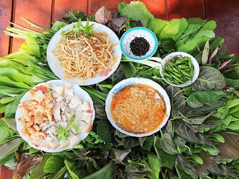 Món lẩu lá rừng thường ăn kèm chung với thịt luộc, ớt, tiêu