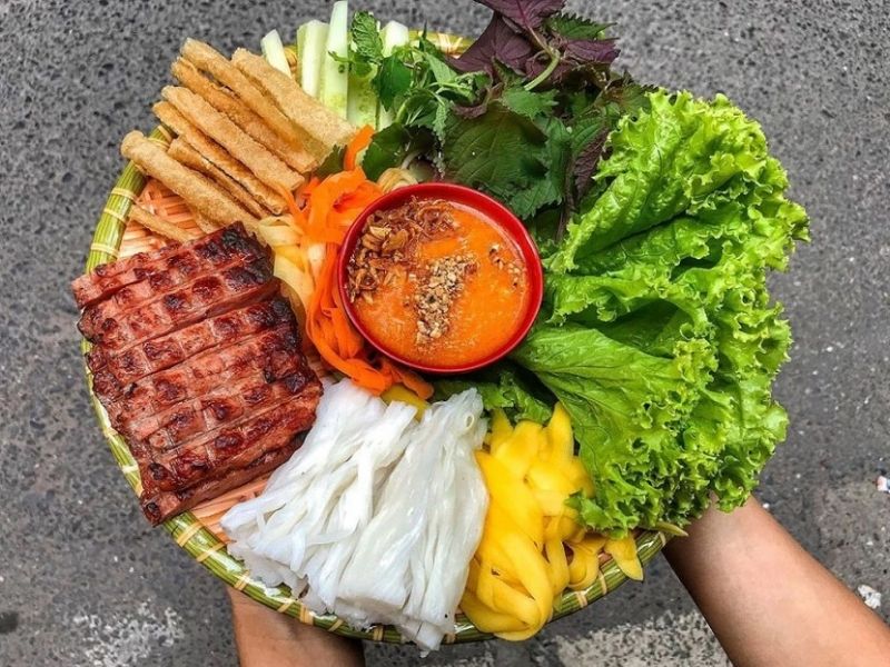 Nem nướng Ninh Hòa nổi tiếng với vị thơm của thịt nướng trên than hồng