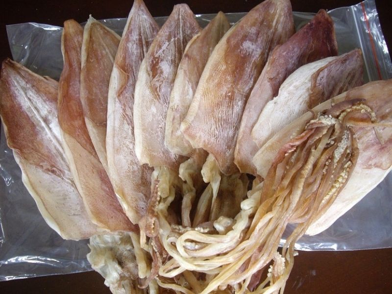 Mực khô, cá khô, tôm khô được phơi từ hải sản tươi, giữ trọn vị ngọt tự nhiên đặc sản khánh hòa