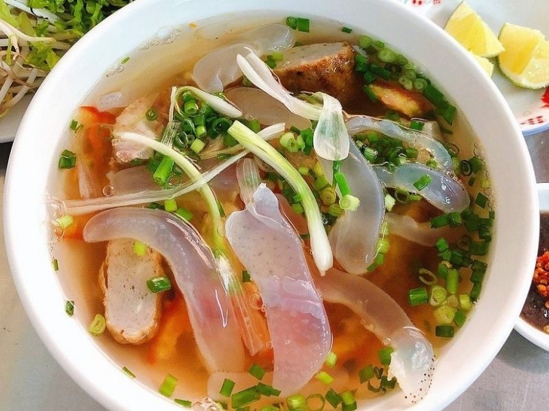 Bún sứa là món ăn mang đậm hơi thở của biển, với nước dùng trong, ngọt thanh từ cá biển

