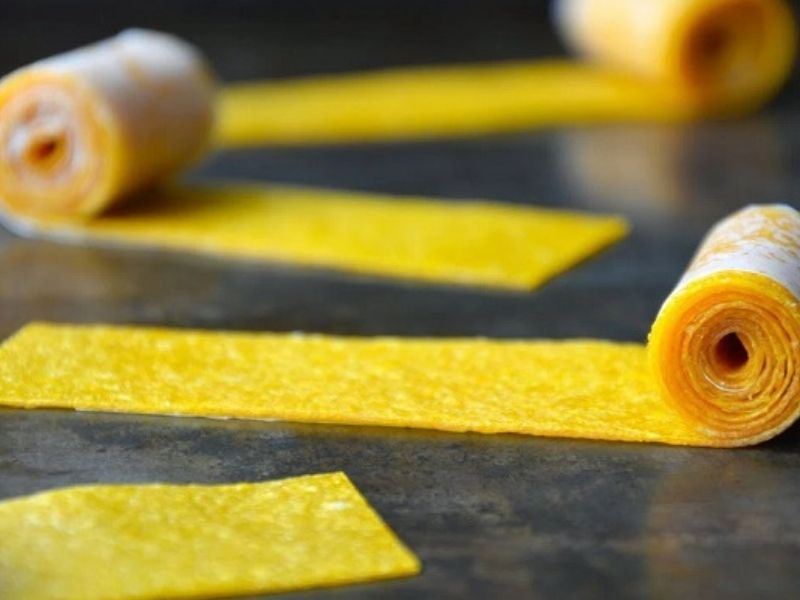 Bánh tráng xoài được làm từ xoài chín xay nhuyễn, phơi dẻo, có vị chua ngọt tự nhiên