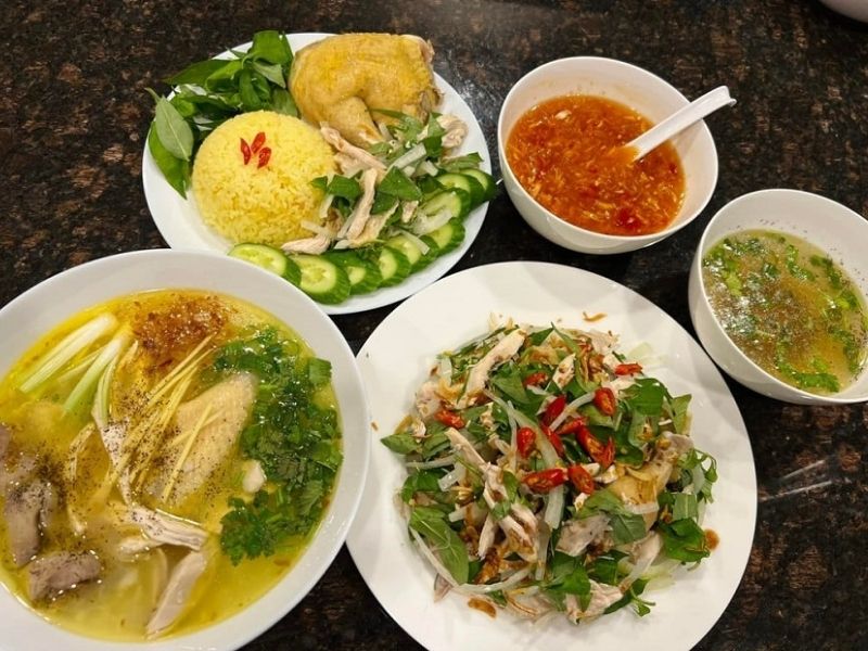 Cơm gà Nha Trang gây ấn tượng bởi hạt cơm dẻo, vàng nhẹ, ăn kèm thịt gà ta xé mềm, da giòn